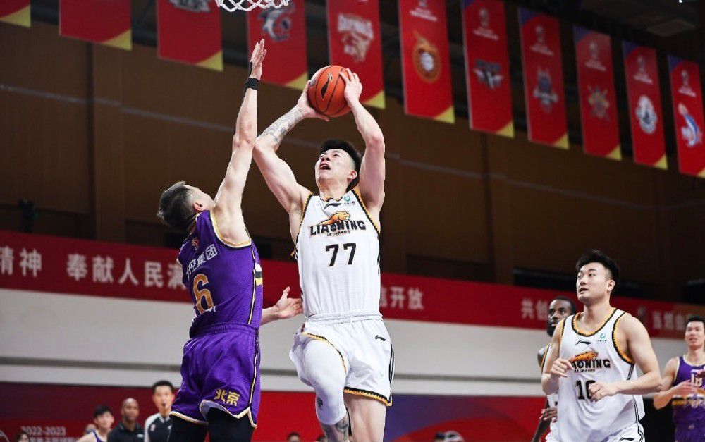 第60分钟，国米挑传禁区，比塞克头球攻门被门将托出底线。